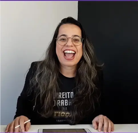 Professora Mariana Matos em seu ambiente de trabalho